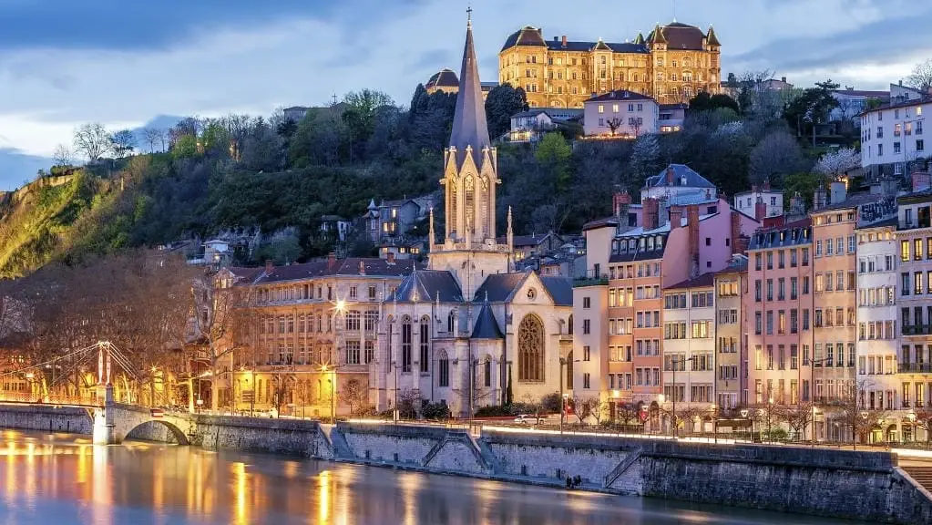 Profitez des Nuits de Fourvière avec le service fiable d’Alternative Taxi Lyon de Kiro Travel