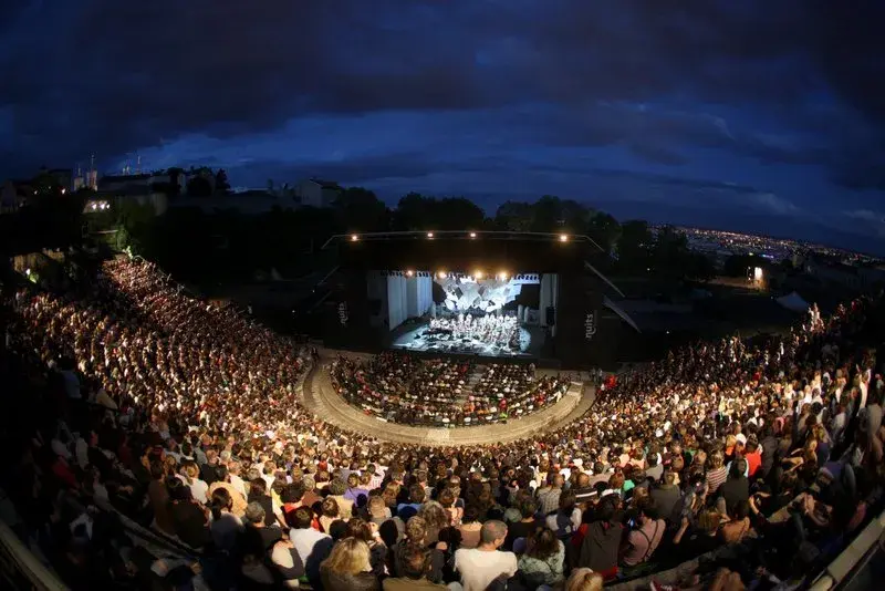 Pourquoi choisir Alternative Taxi Lyon pendant les Nuits de Fourvière